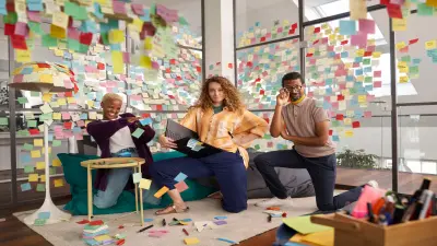 Δύο συνεργάτες που παίζουν σε ένα ποδοσφαιρικό τραπέζι με ένα βοηθητικό ρομπότ Bosch Rexroth APAS.